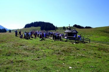 Postalm, Gruppe bei Kapelle, (c) Wolfgangsee Tourismus